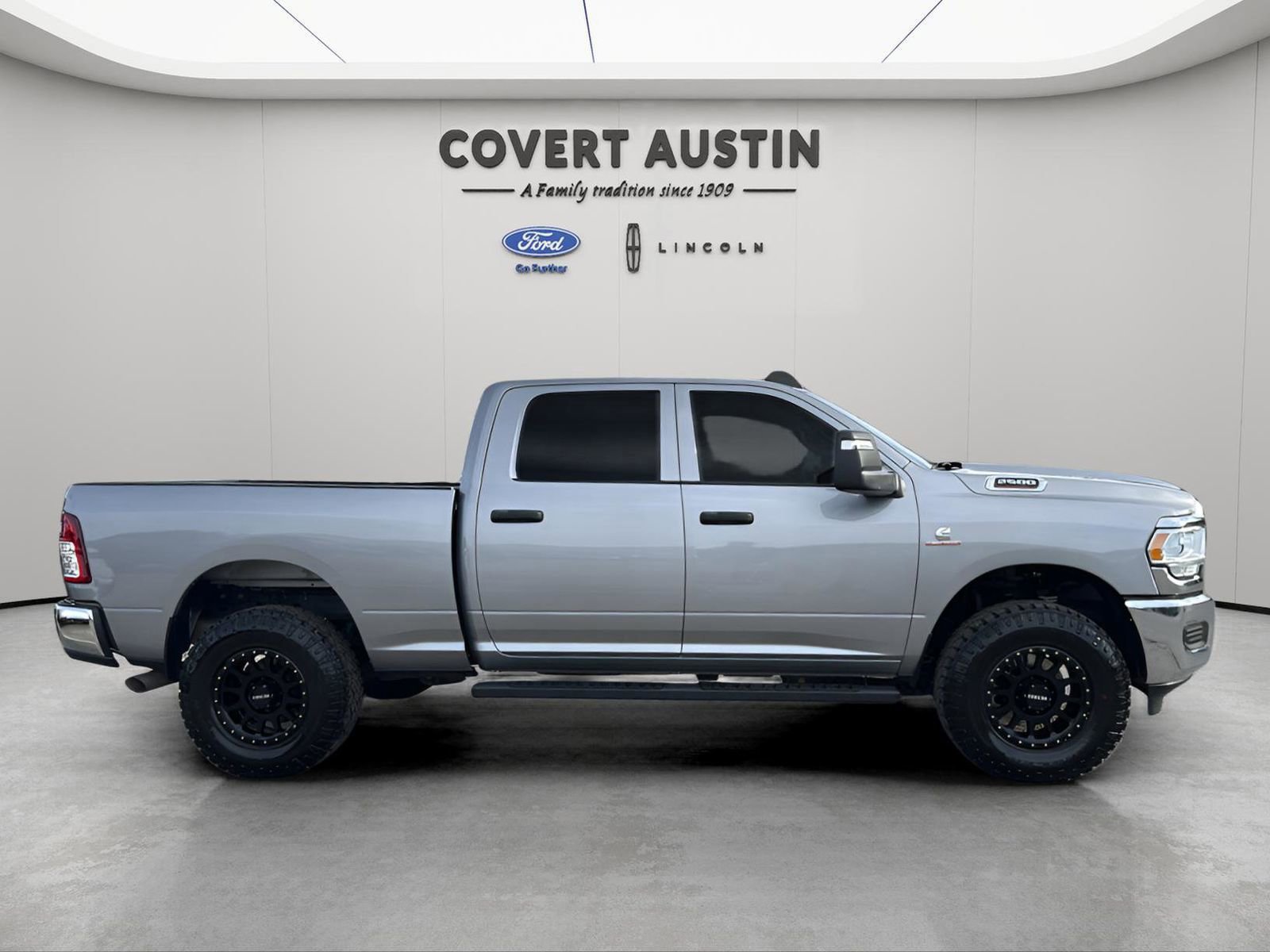 Used 2024 RAM 2500 Tradesman w/ Chrome Appearance Group image 5