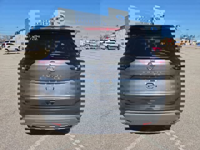 Used 2023 Nissan Rogue SV image 4