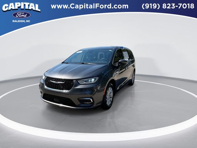 Used 2023 Chrysler Pacifica Touring-L FWD image 4
