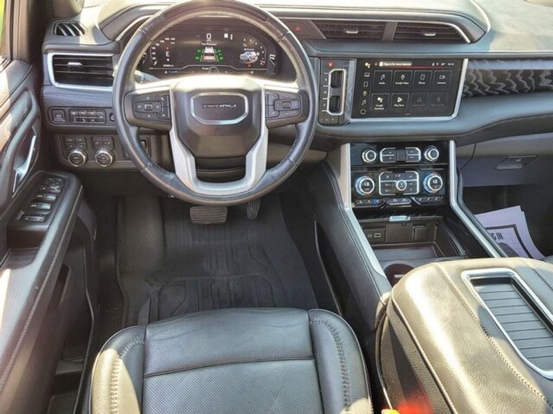 Used 2023 GMC Yukon Denali w/ Denali Reserve Package image 12