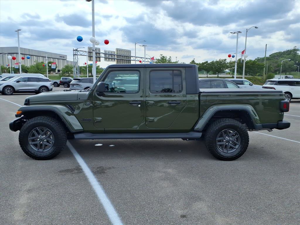 Used 2024 Jeep Gladiator Sport AWD/4WD image 2