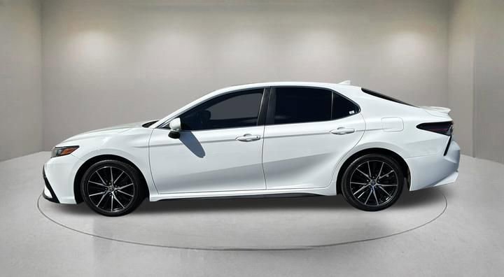 Used 2021 Toyota Camry SE w/ Convenience Package FWD image 5