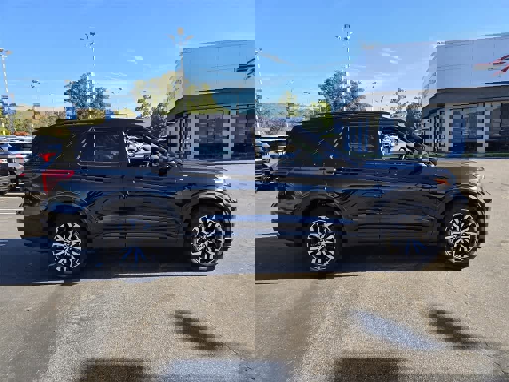 Certified 2022 Ford Explorer ST-Line w/ Class IV Trailer Tow Package image 7