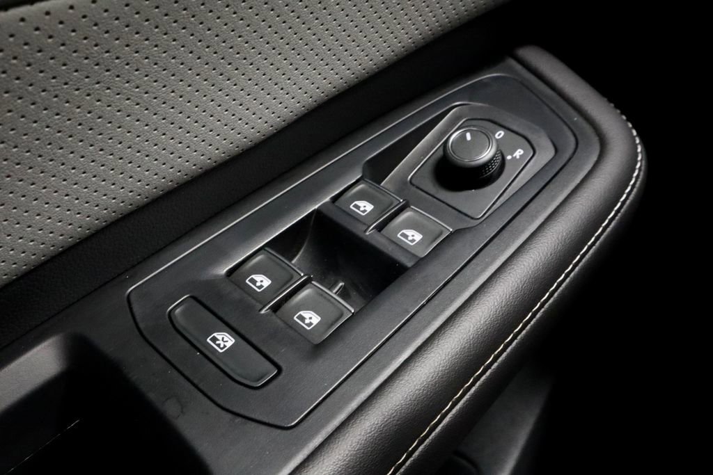 Used 2025 Volkswagen Atlas Cross Sport SEL R-Line AWD/4WD image 26