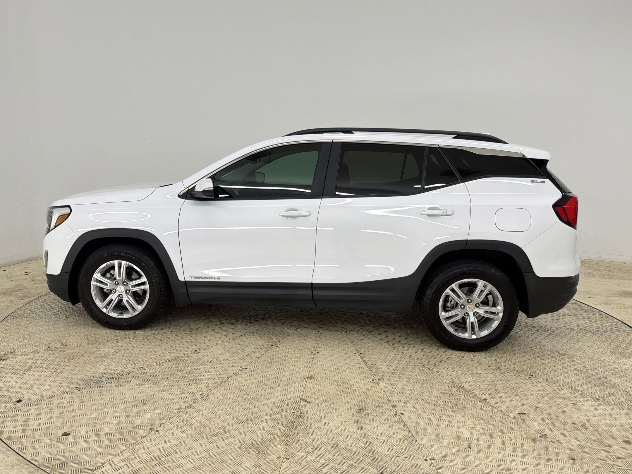 Used 2021 GMC Terrain SLE w/ Driver Convenience Package FWD image 2
