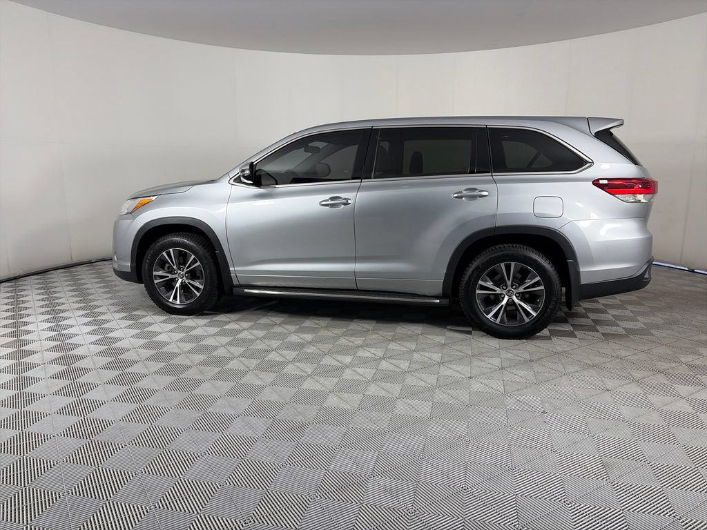 Used 2017 Toyota Highlander LE FWD image 4
