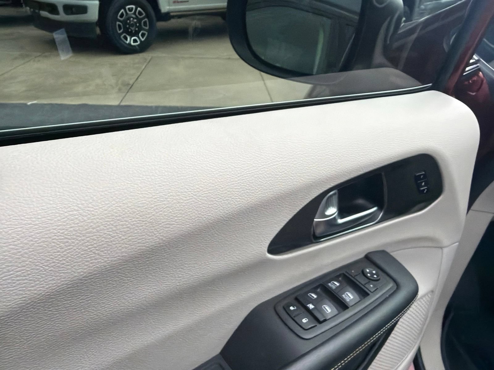 Used 2023 Chrysler Pacifica Touring-L FWD image 12