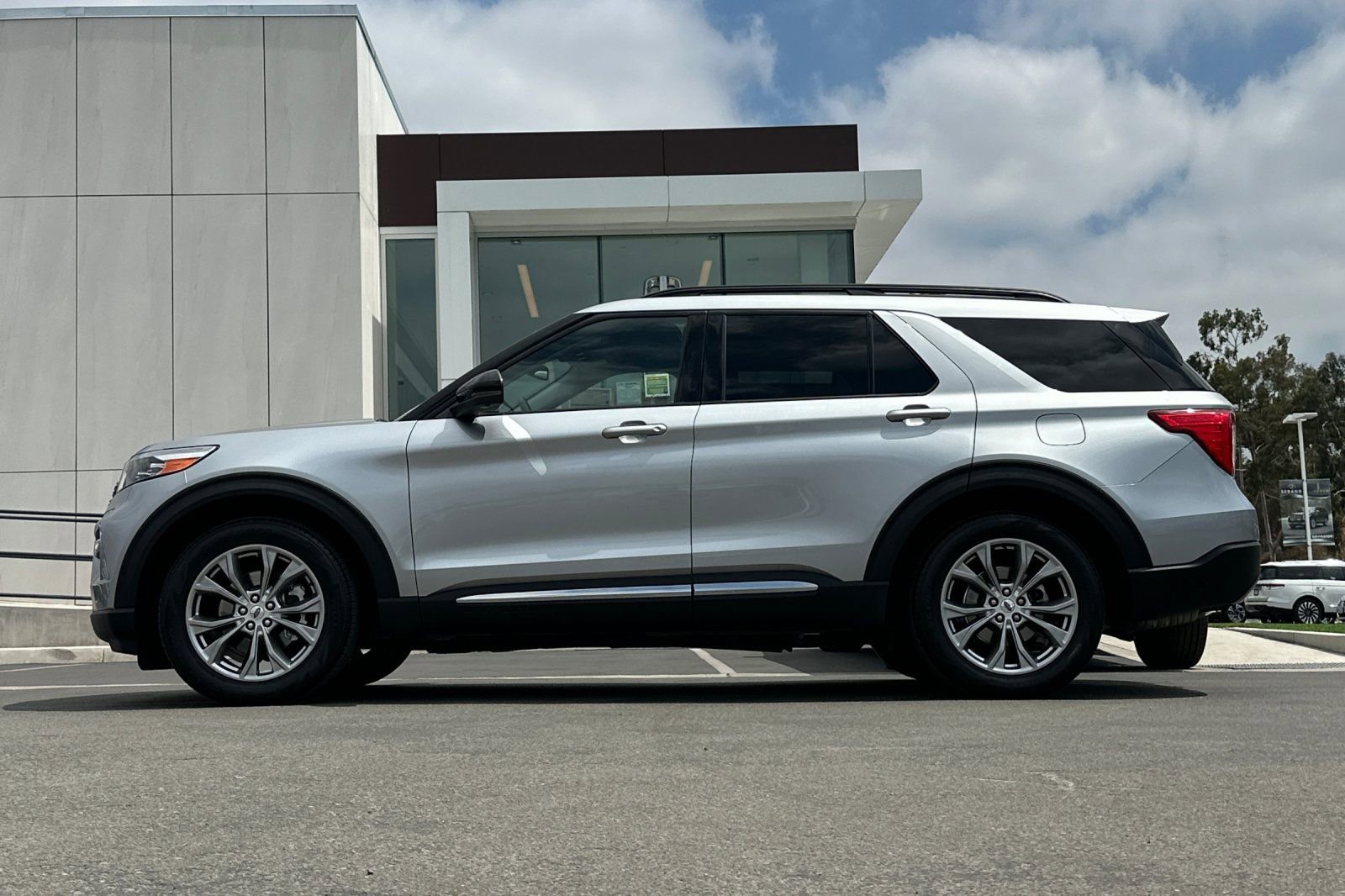 Certified 2022 Ford Explorer XLT w/ Equipment Group 202A RWD image 6