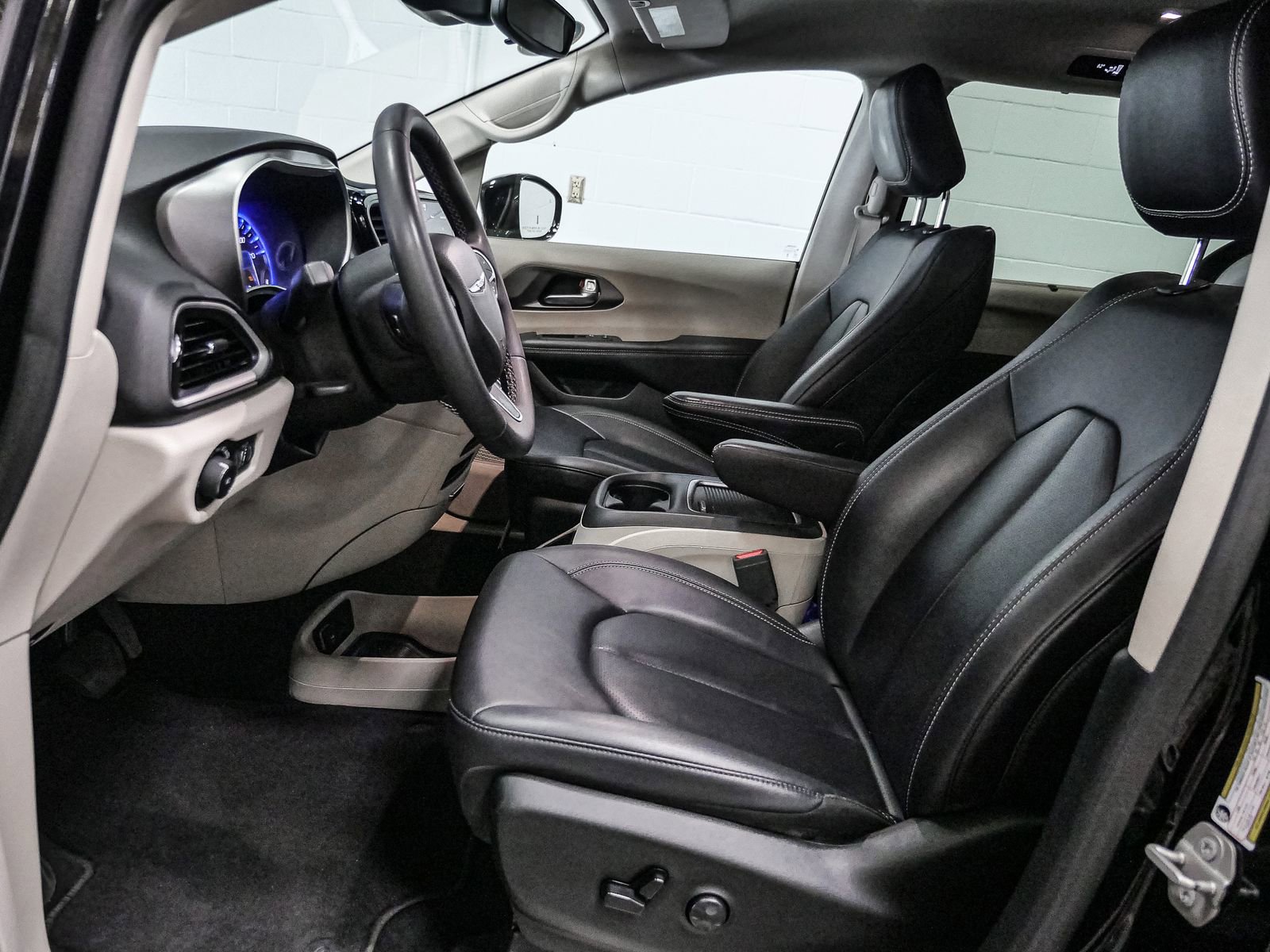 Used 2024 Chrysler Pacifica Touring-L image 21