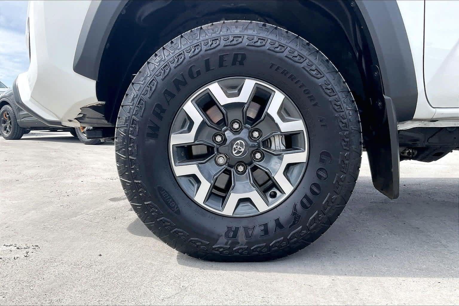 Used 2023 Toyota Tacoma TRD Off-Road w/ Technology Package AWD/4WD image 8