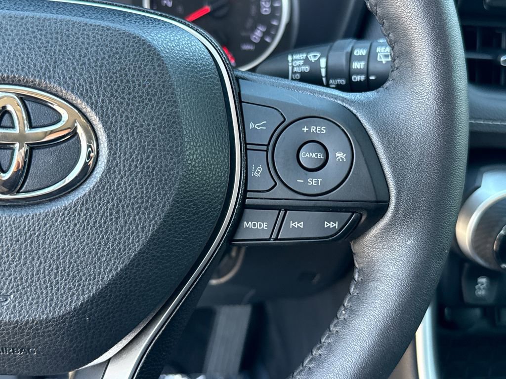 Used 2021 Toyota RAV4 XLE Premium image 17