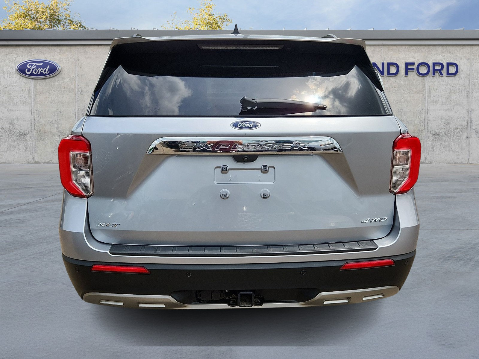 Certified 2022 Ford Explorer XLT w/ Equipment Group 202A AWD/4WD image 5