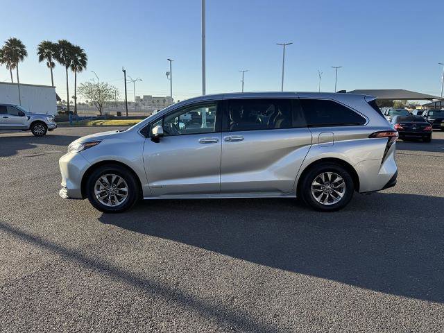 Used 2021 Toyota Sienna LE image 2