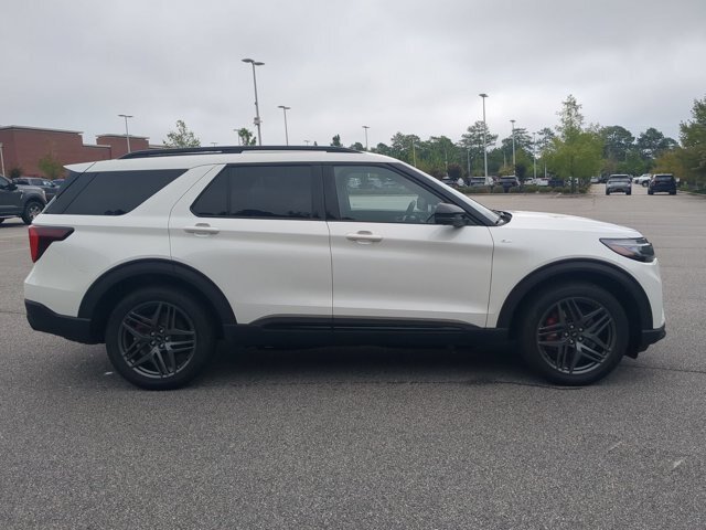 Certified 2025 Ford Explorer ST-Line w/ Premium Package AWD/4WD image 3