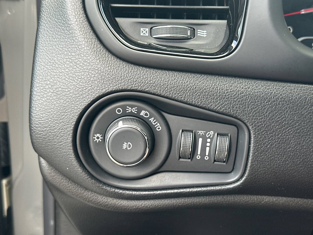 Used 2020 Jeep Renegade Altitude FWD image 30