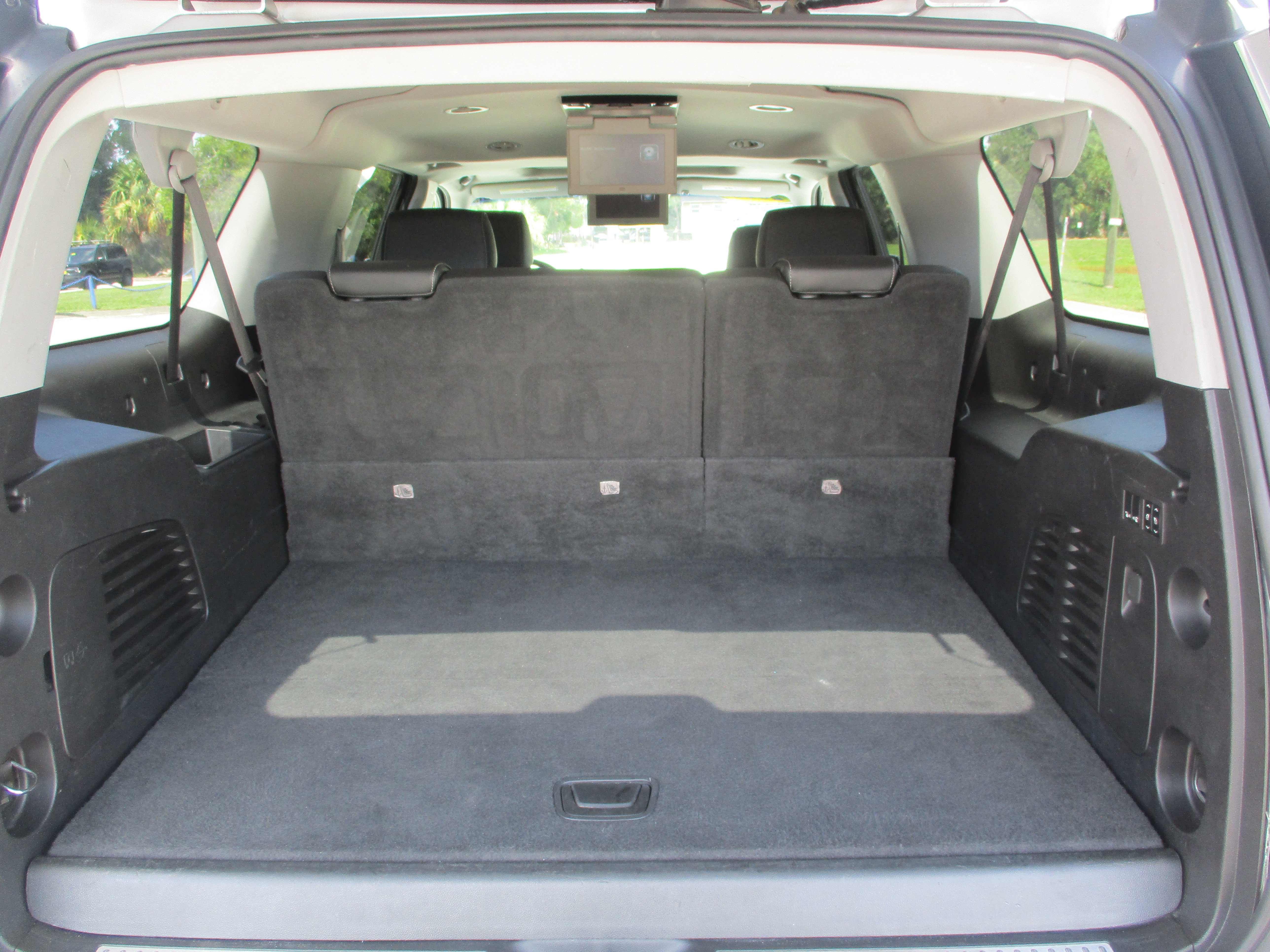 Used 2018 Chevrolet Suburban LT RWD image 13