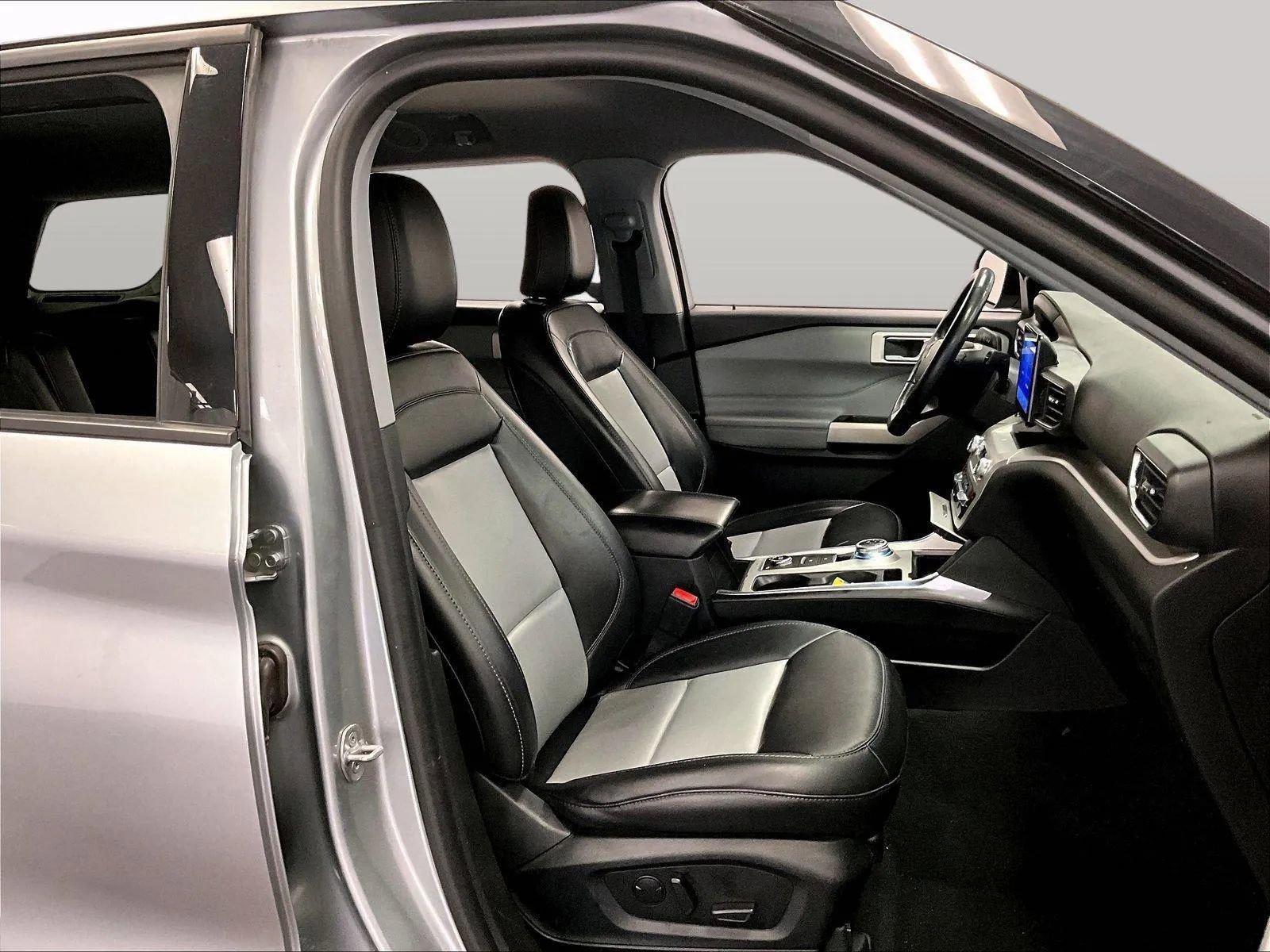 Certified 2023 Ford Explorer XLT w/ Equipment Group 202A image 7