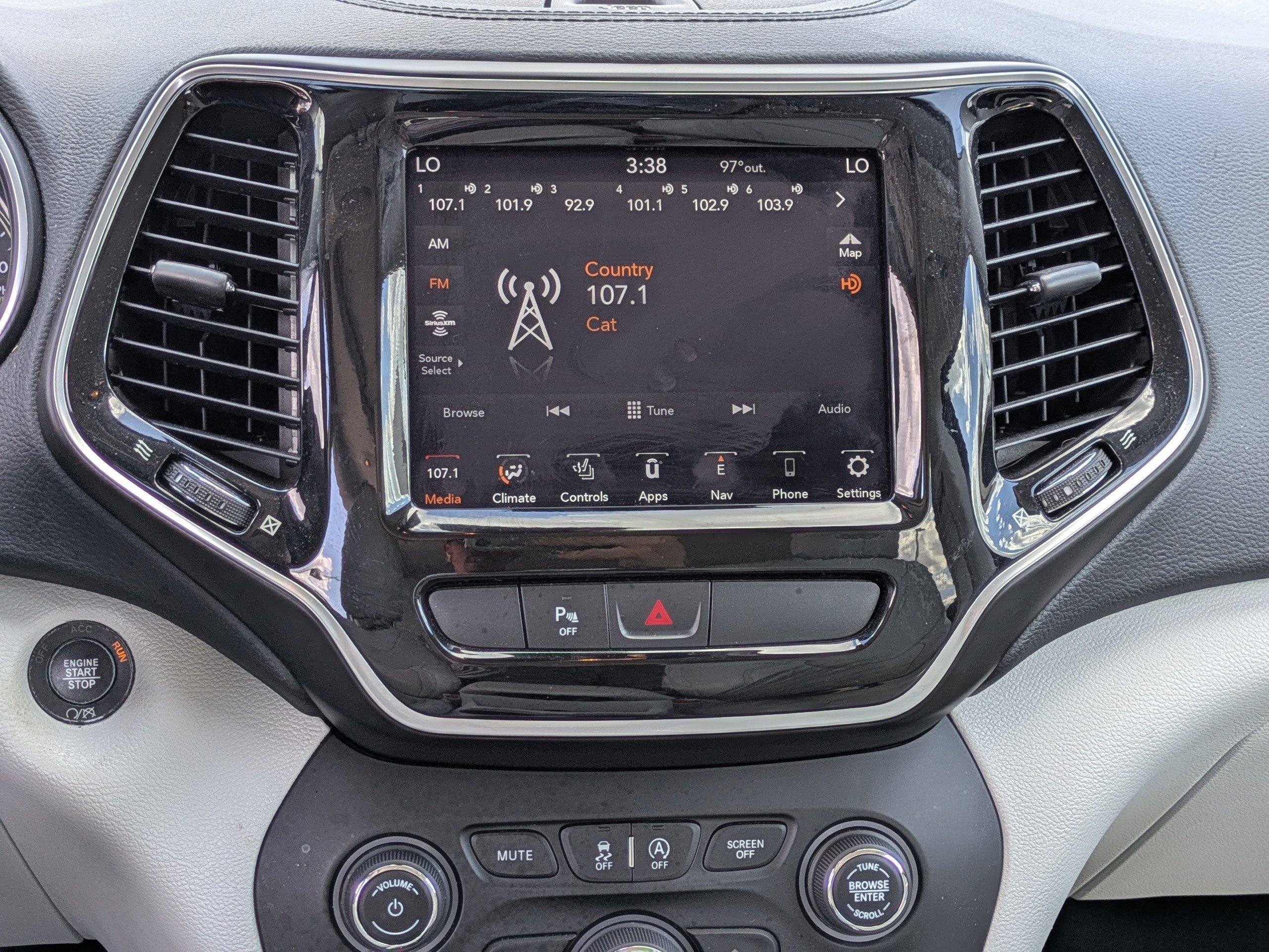 Used 2020 Jeep Cherokee Limited image 16