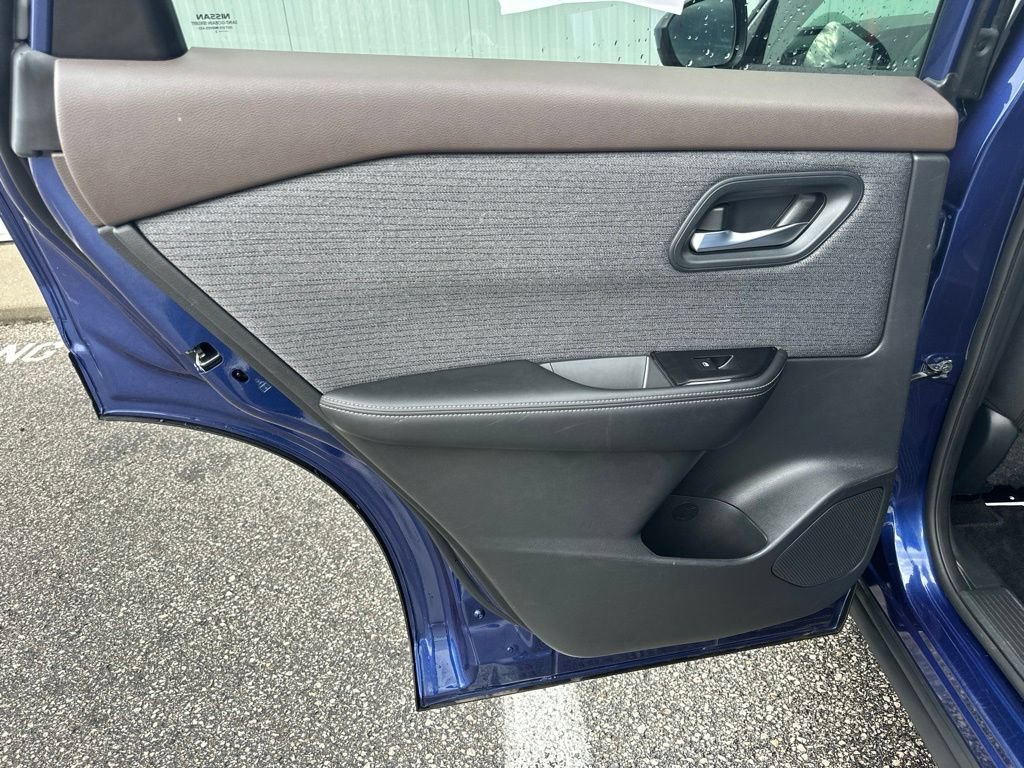 Used 2023 Nissan Rogue SV AWD/4WD image 17
