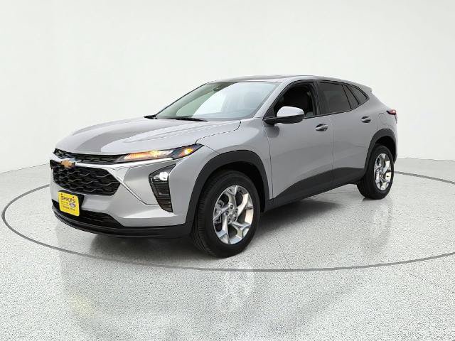 Used 2025 Chevrolet Trax LS w/ LS Convenience Package FWD image 3