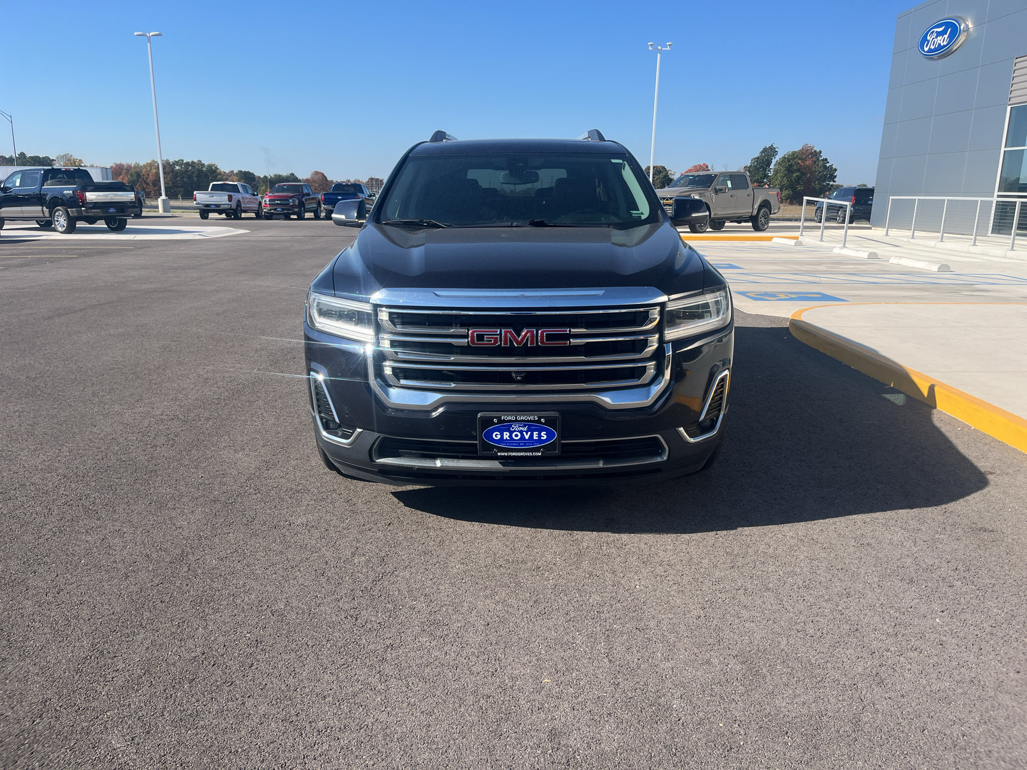 Used 2021 GMC Acadia SLT w/ Technology Package AWD/4WD image 2
