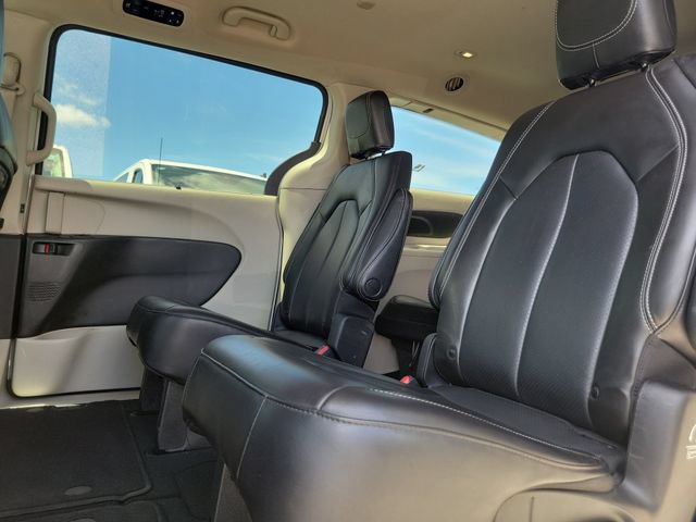 Used 2023 Chrysler Pacifica Touring-L FWD image 15