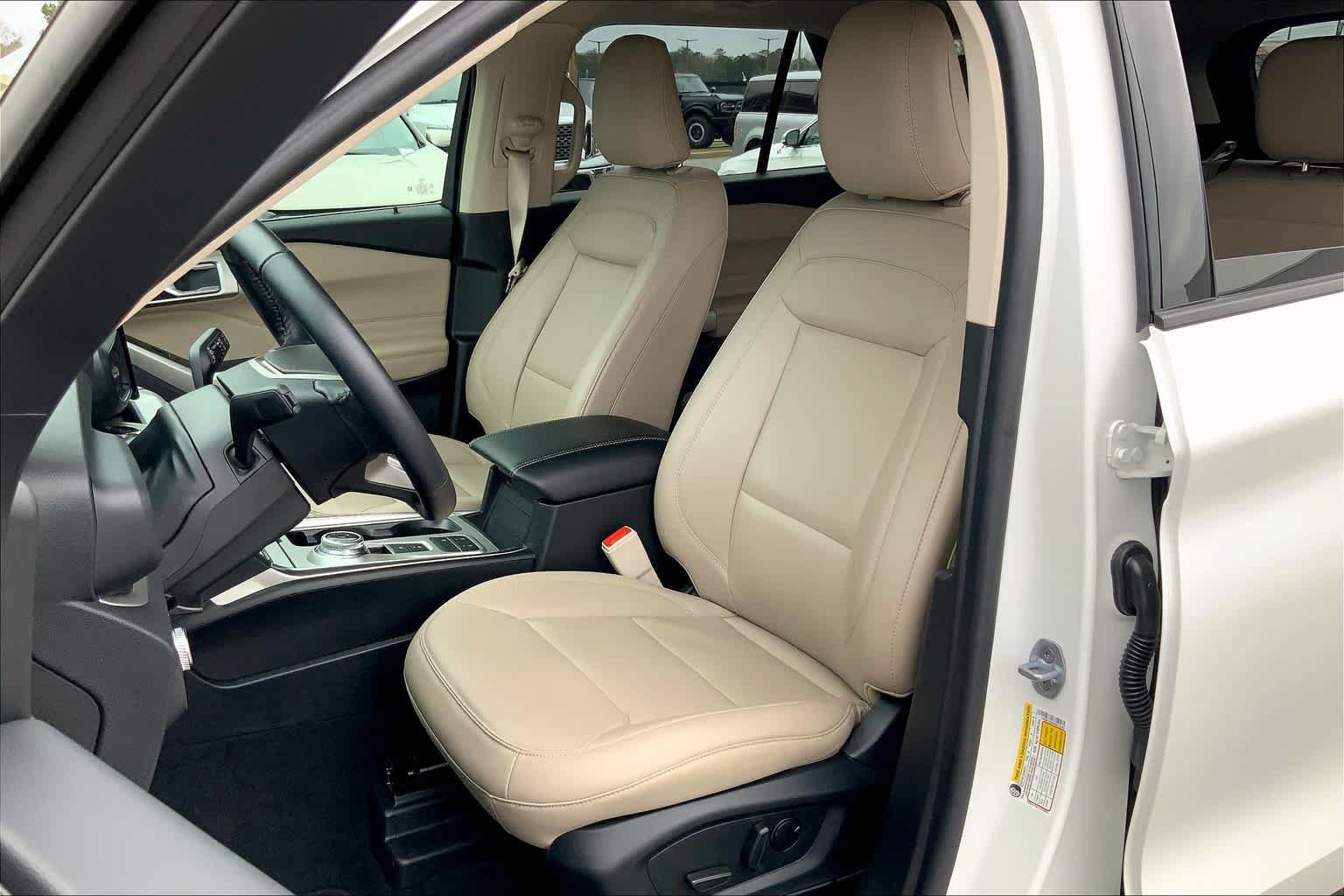 Certified 2022 Ford Explorer XLT w/ Equipment Group 202A RWD image 8