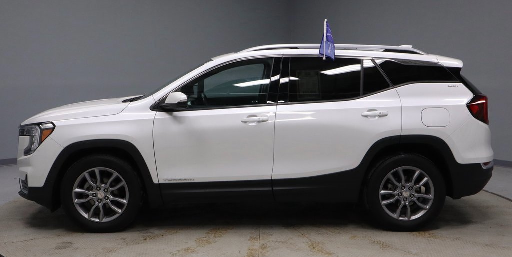 Used 2022 GMC Terrain SLT w/ Infotainment Package II image 2