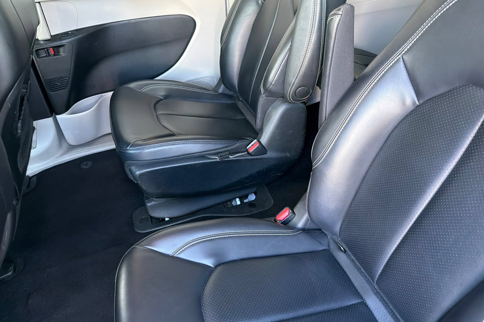 Used 2023 Chrysler Pacifica Touring-L FWD image 13