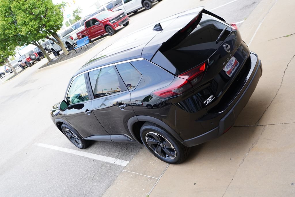 Used 2025 Nissan Rogue SV FWD image 11