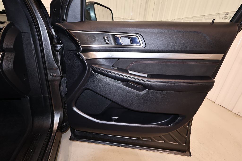 Certified 2018 Ford Explorer XLT w/ Equipment Group 202A AWD/4WD image 19