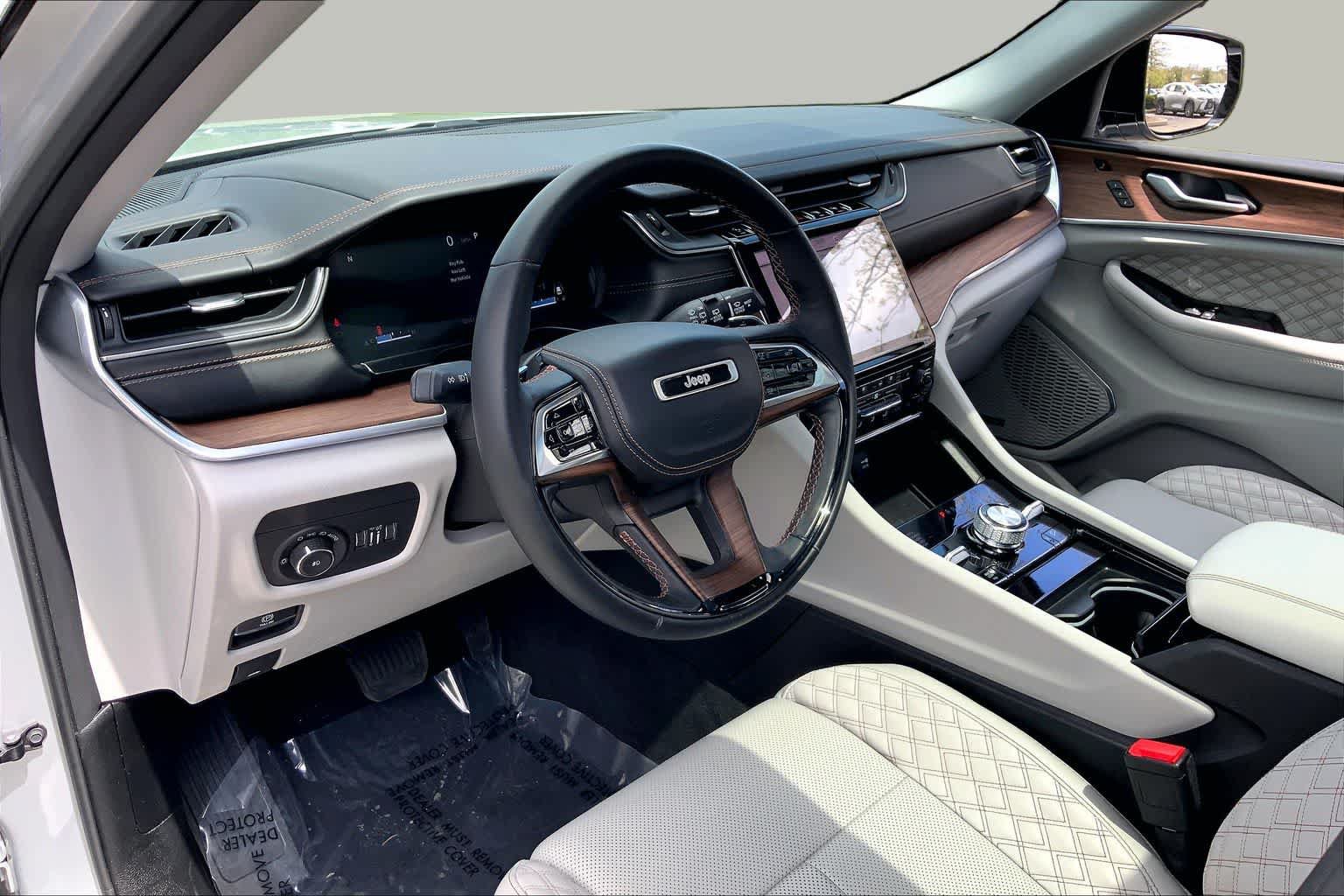 Used 2023 Jeep Grand Cherokee L Summit w/ Luxury Tech Group V AWD/4WD image 26