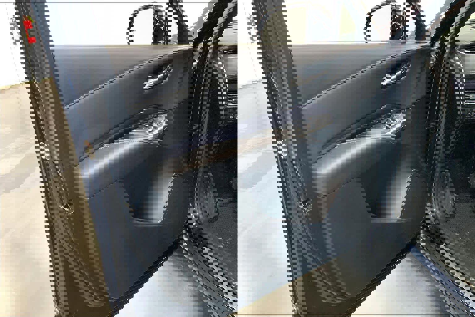 Used 2023 Cadillac XT4 Luxury w/ Cold Weather Package image 19