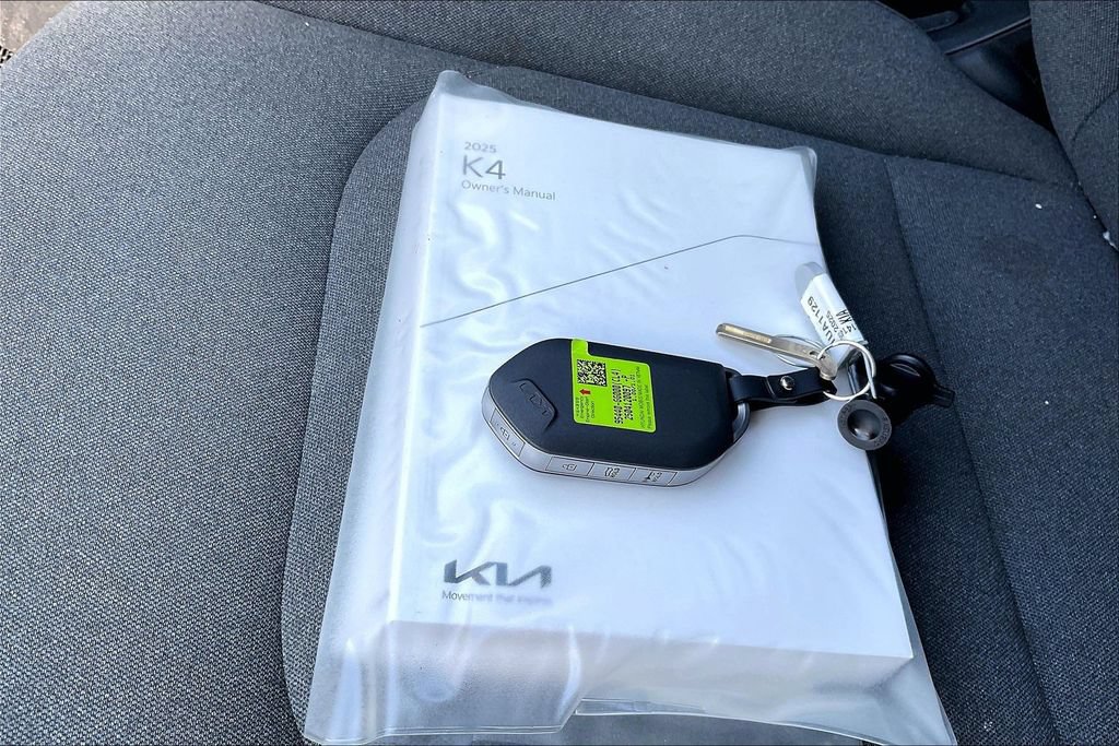 Used 2025 Kia K4 FWD image 11