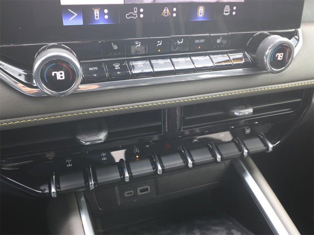 Used 2024 Chevrolet Colorado ZR2 w/ Technology Package image 21