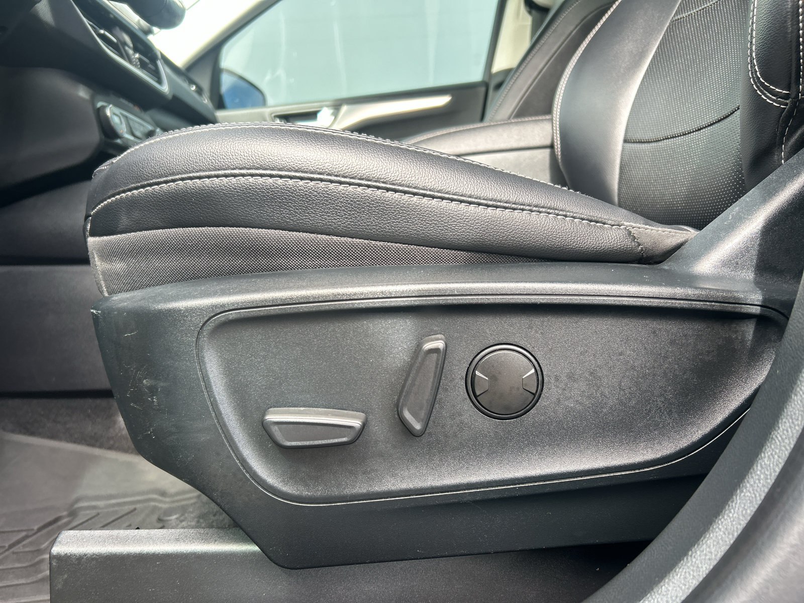 Certified 2021 Ford Escape Titanium AWD/4WD image 17