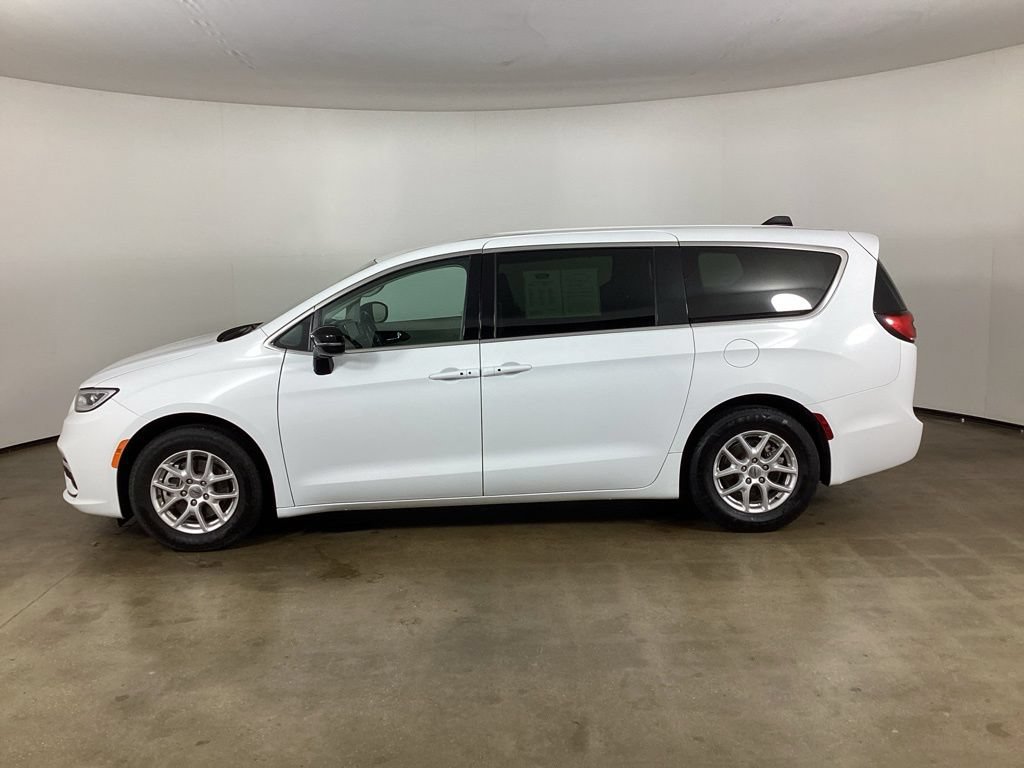 Used 2024 Chrysler Pacifica Touring-L FWD image 18