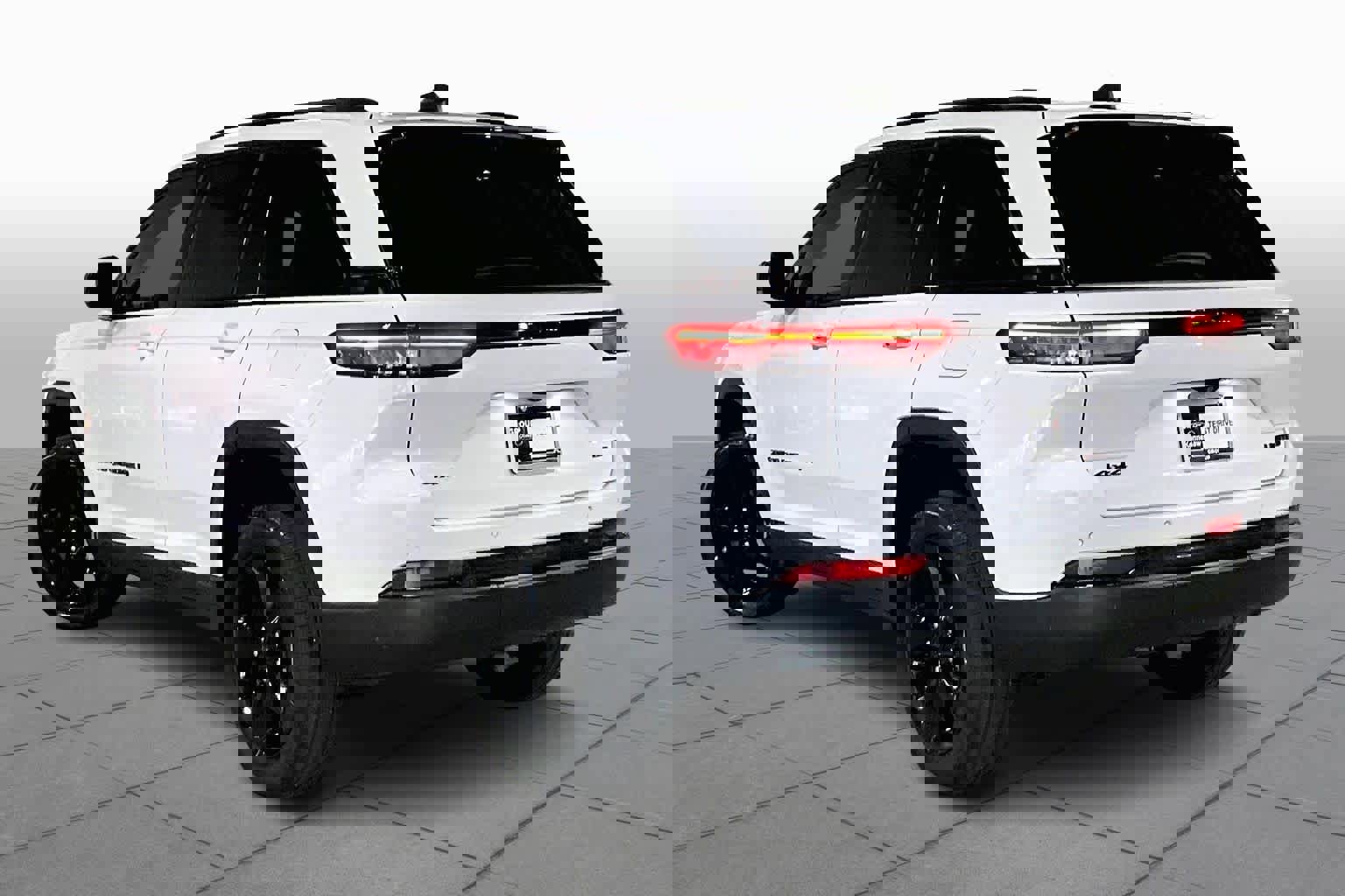 Used 2023 Jeep Grand Cherokee Limited w/ Luxury Tech Group II image 12