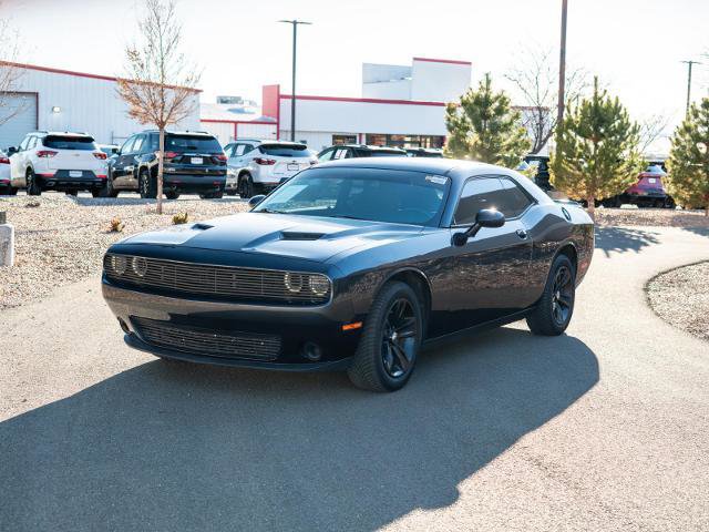 Used 2018 Dodge Challenger SXT image 2