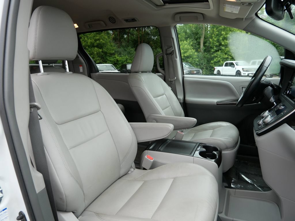 Used 2018 Toyota Sienna XLE w/ XLE Navigation Package AWD/4WD image 12