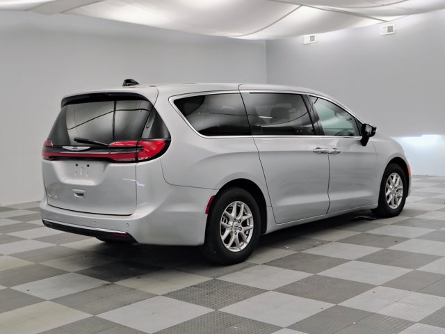 Used 2024 Chrysler Pacifica Touring-L FWD image 9