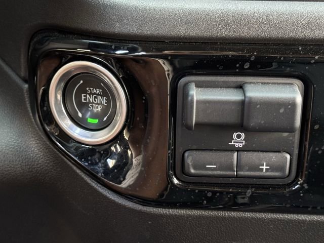 Used 2024 Chevrolet Silverado 2500 ZR2 w/ Technology Package image 17