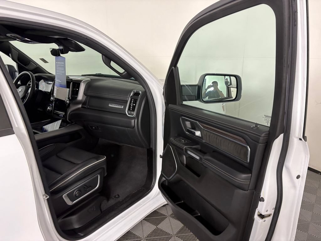 Used 2025 RAM 1500 Laramie AWD/4WD image 34