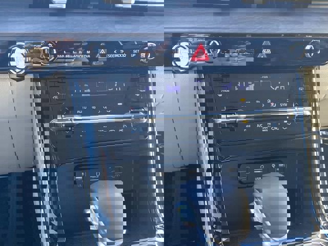 Used 2024 Kia Carnival EX image 23