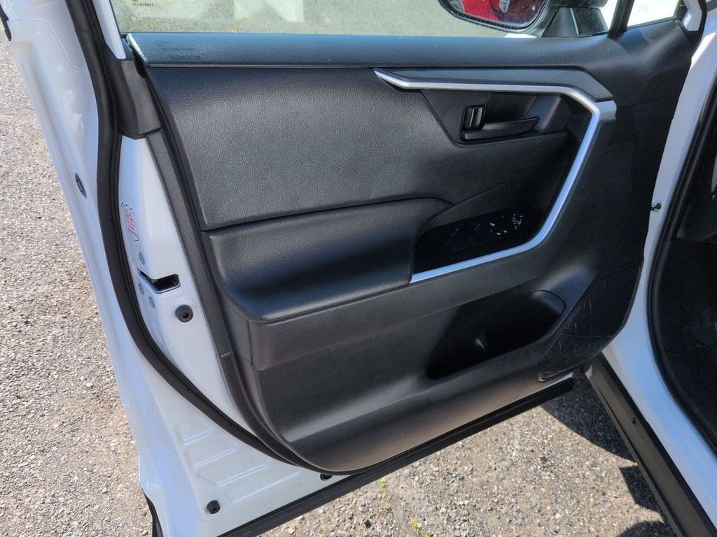 Used 2023 Toyota RAV4 LE AWD/4WD image 9