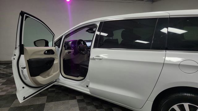 Used 2024 Chrysler Pacifica Select image 17