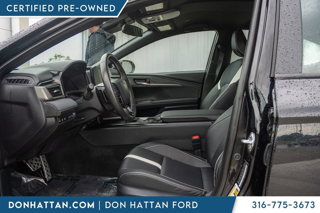 Used 2025 Toyota Camry SE FWD image 3