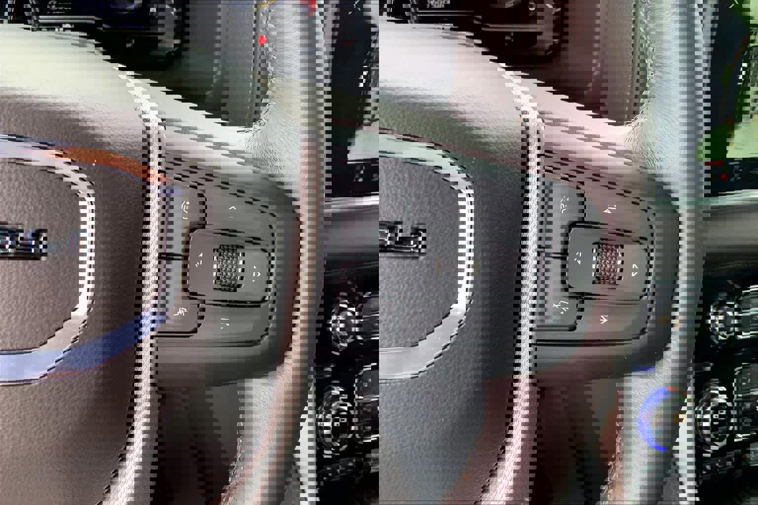 Used 2024 GMC Yukon Denali w/ Advanced Technology Package image 25