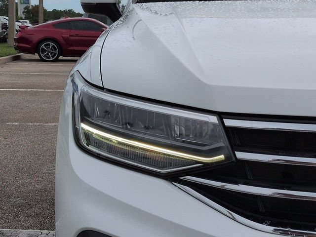 Used 2022 Volkswagen Tiguan SE w/ Panoramic Sunroof Package FWD image 10