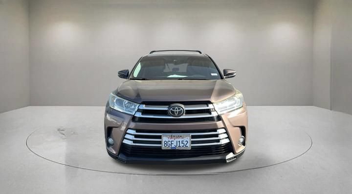 Used 2018 Toyota Highlander Plus w/ Carpet Mat Package (TMS) FWD image 2
